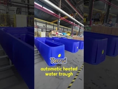 Синий резервуар с водой для скота с автоматическим управлением
