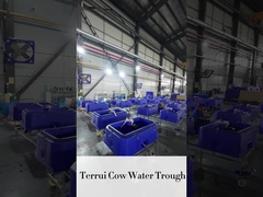 Прочный синий водоем для скота