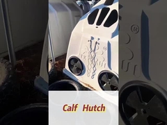 Изолированные белые прямоугольные полиэтиленовые молочные телячьи ящики